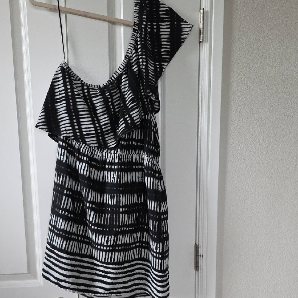 Black and White One-Shoulder Ruffle Dress